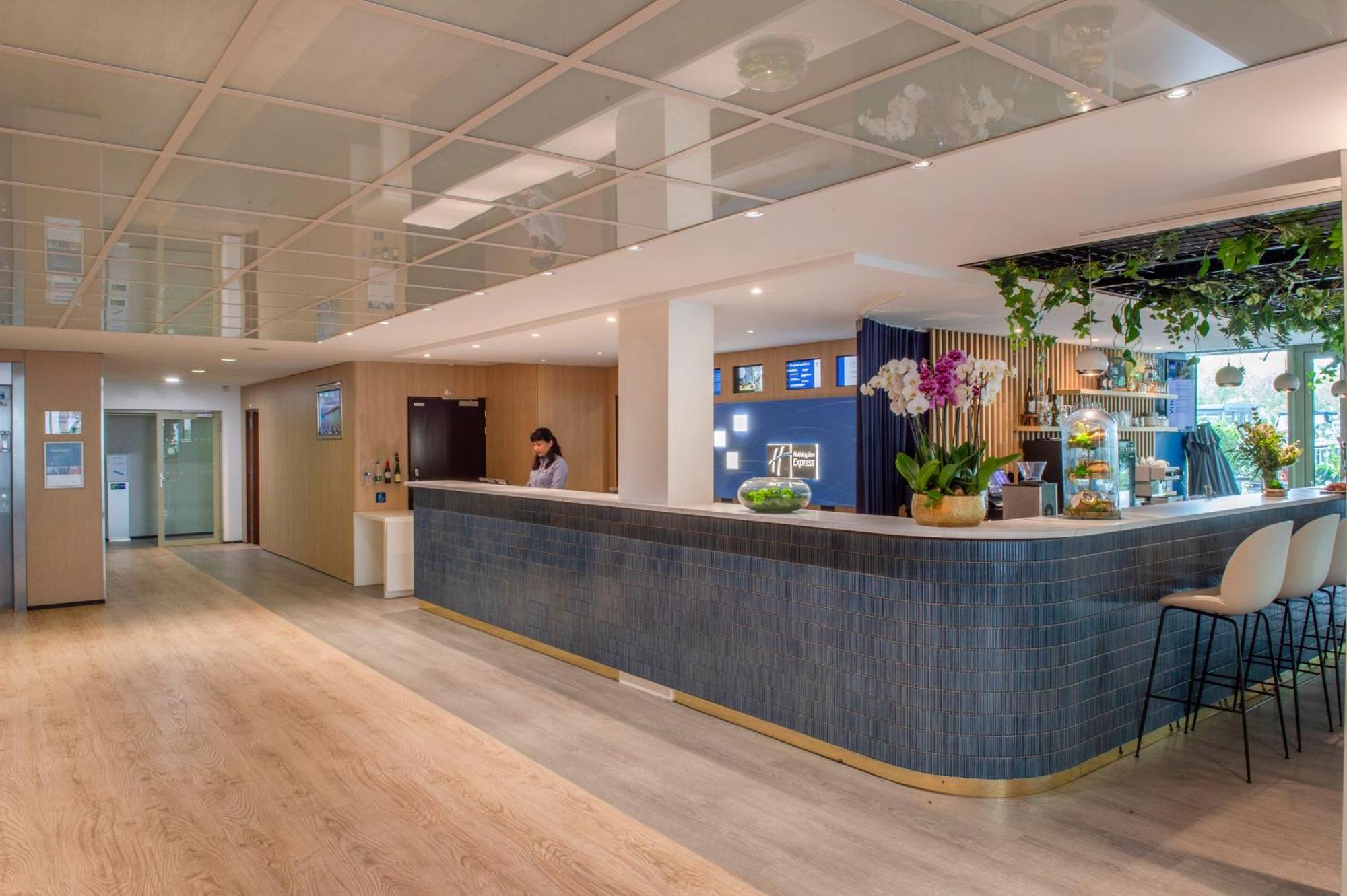 Express Paris-canal De La By Ihg Parigi