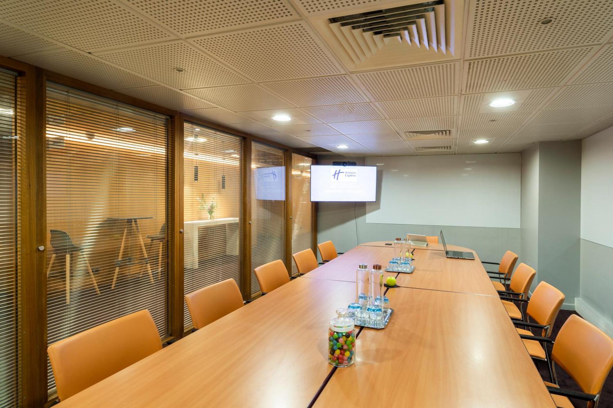 Hotel Express Paris-canal De La By Ihg Parijs
